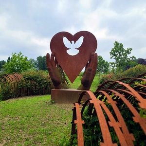 Un coeur découpé dans du métal au milieu d'une prairie - Belgique  - collection de photos clin d'oeil, catégorie paysages